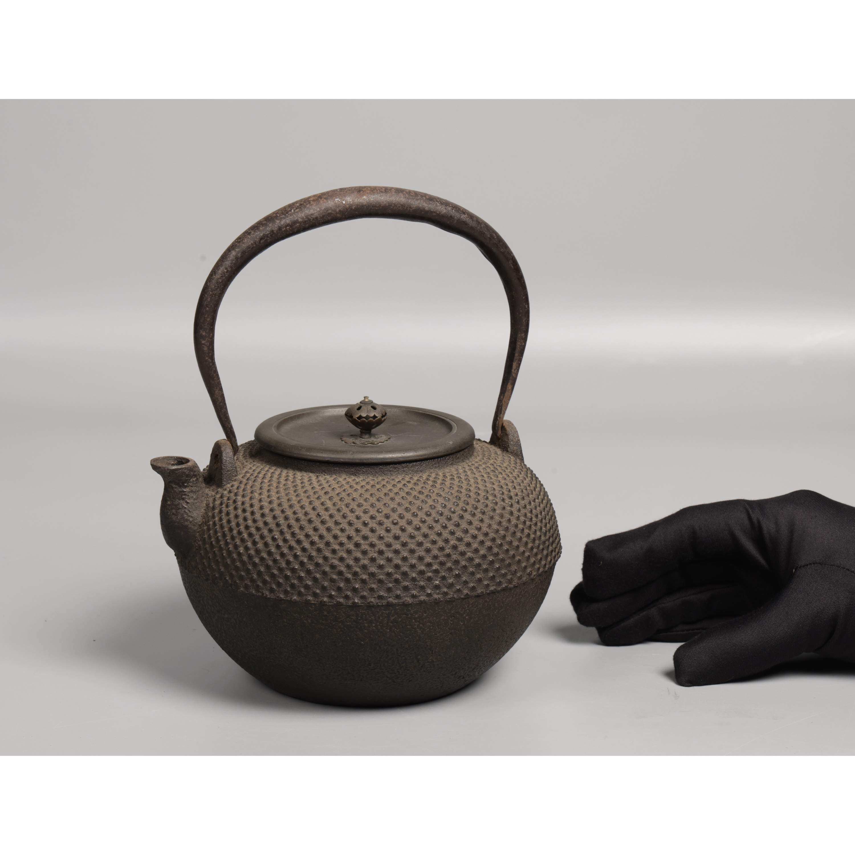 山海經拍賣-老件日本老鐵壺花摘銅蓋霰紋壺款金龍堂造重1.5kg (MR