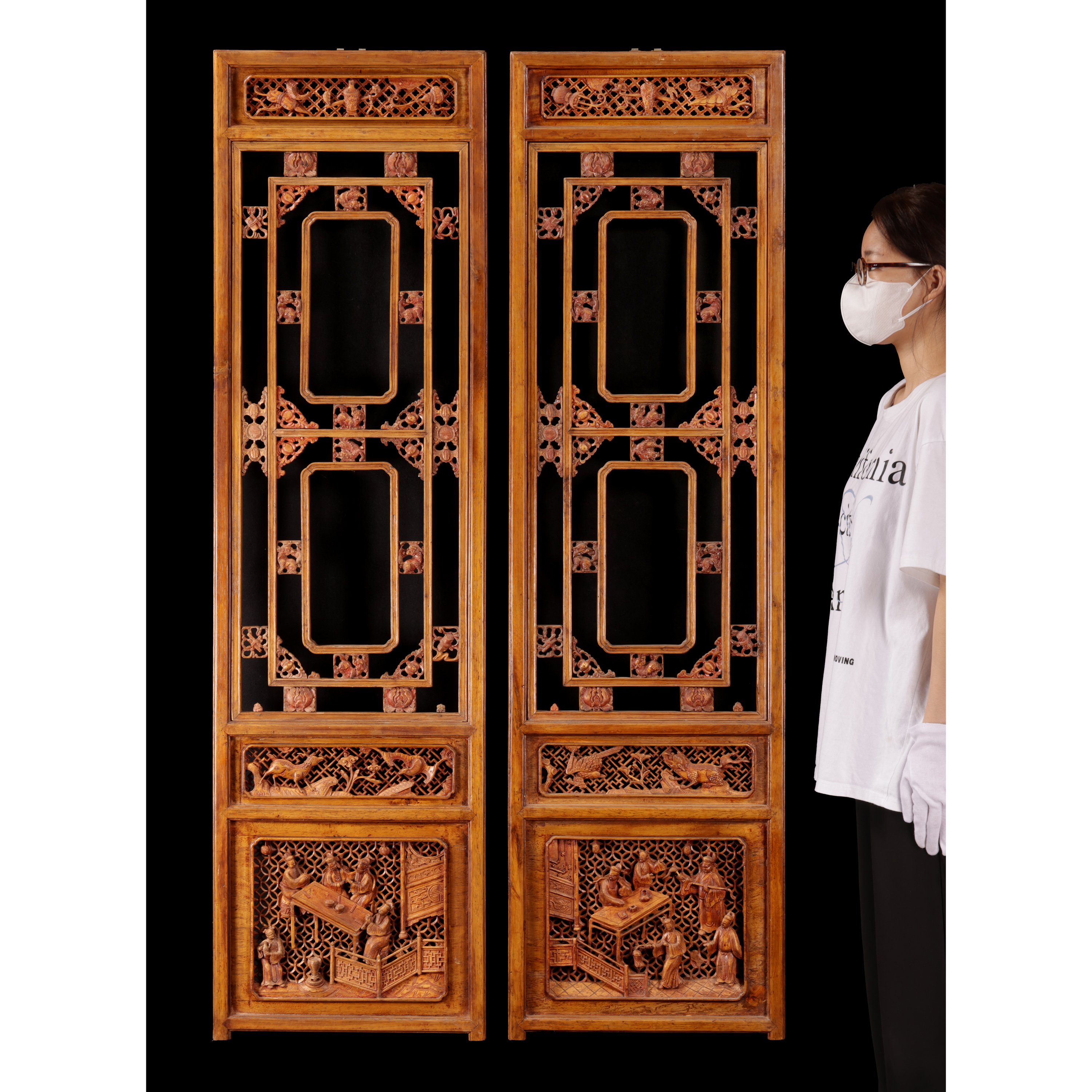 東方拍賣-疑清代金絲楠木歷史典故圖窗花一對內地絕對無法運送(EH