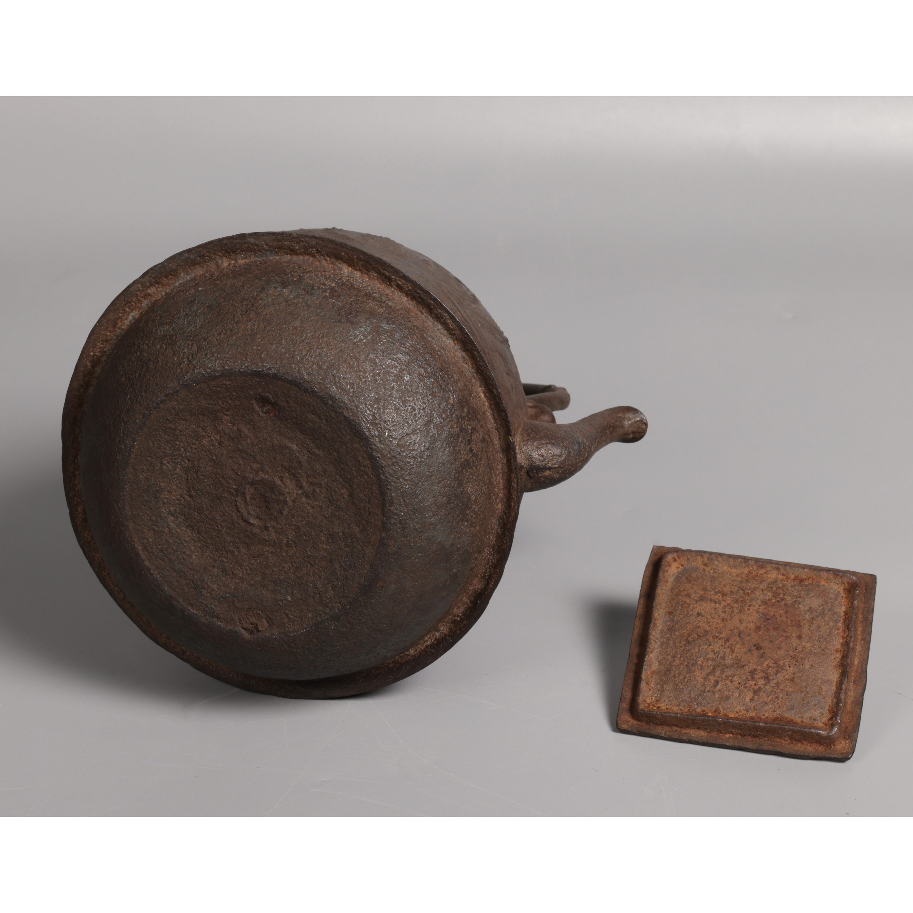 脾透開早期日本松竹龜鶴圖方口鐵壺重2.3kg 內地絕對無法運送(MH-JADG08