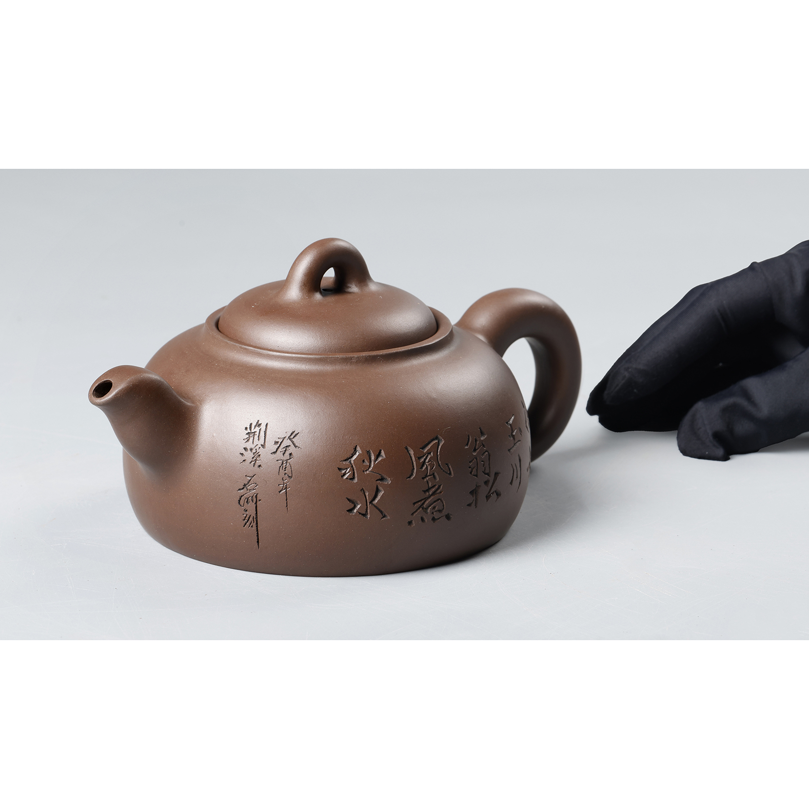 紫眼拍賣-當代宜興名家紫砂壺(刻陶) 魯新華(PQ-BAAD14)SA - 補破網藝術