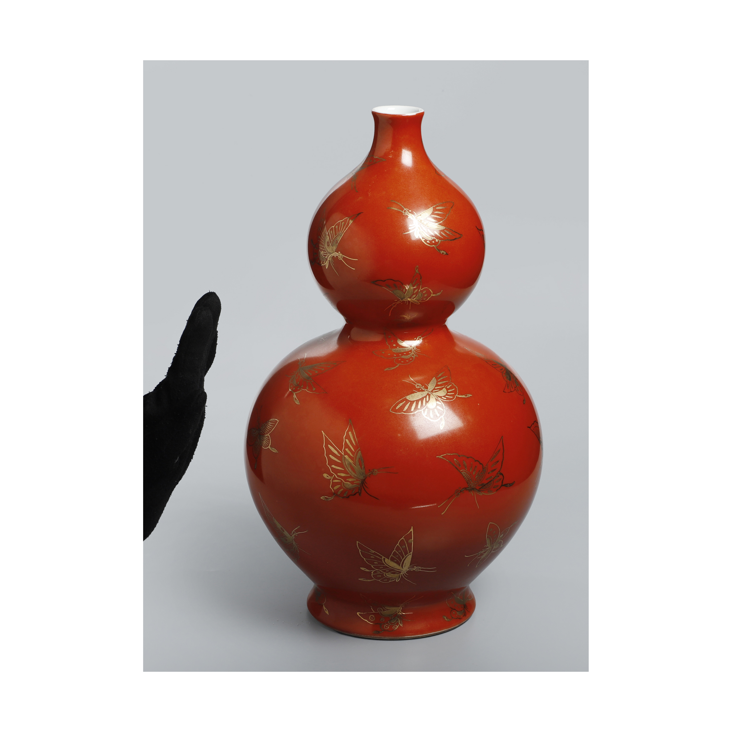 二拍)紫眼拍賣-古陶瓷珊瑚紅地描金百蝶圖葫蘆瓶款大清光緒 (PR