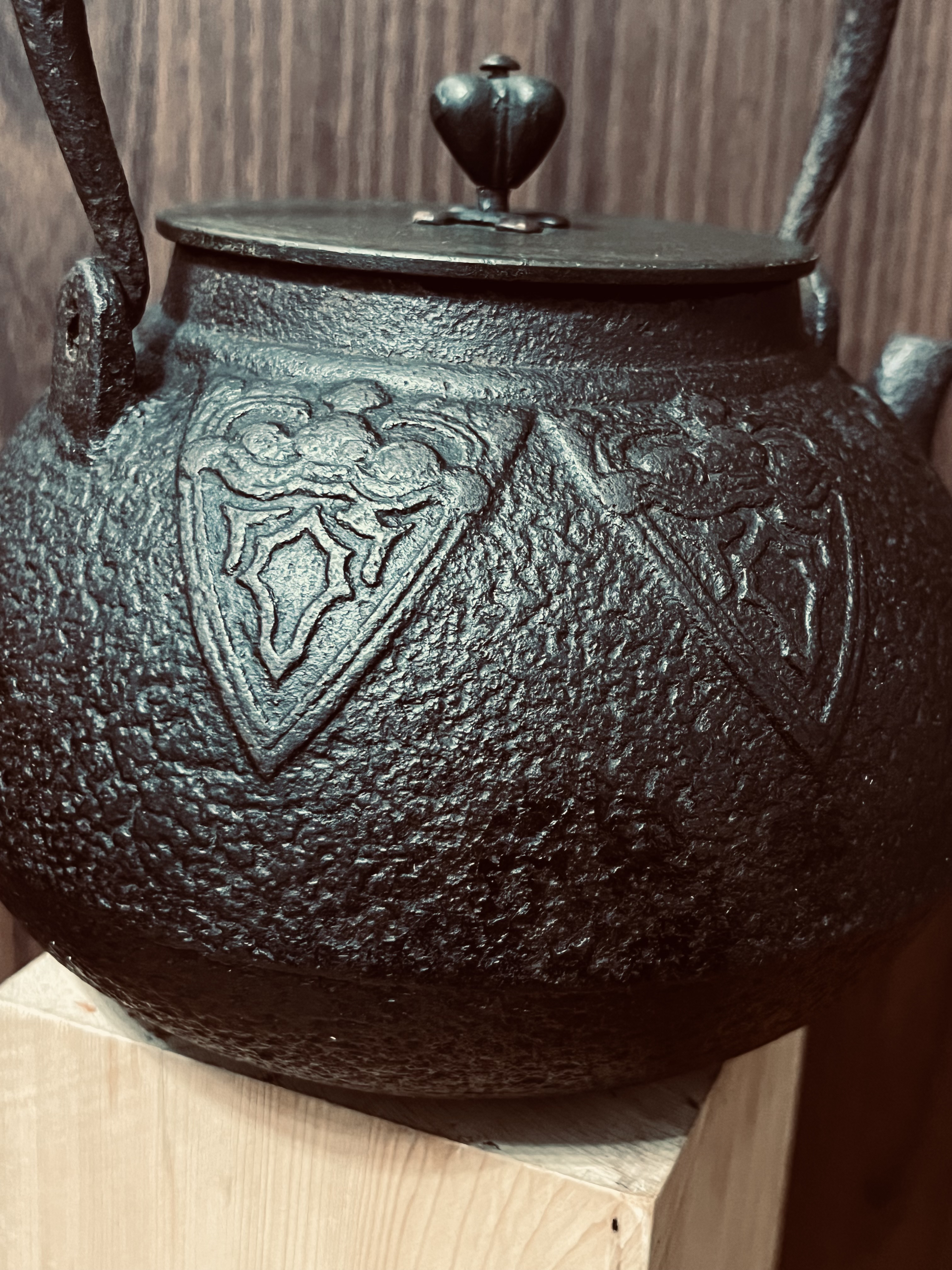 🔹鉄之淬鍊-日本老鐵壺🔹京都鐵器祥雲堂寶珠型紋古饕餮紋岩肌鑄鐵壺