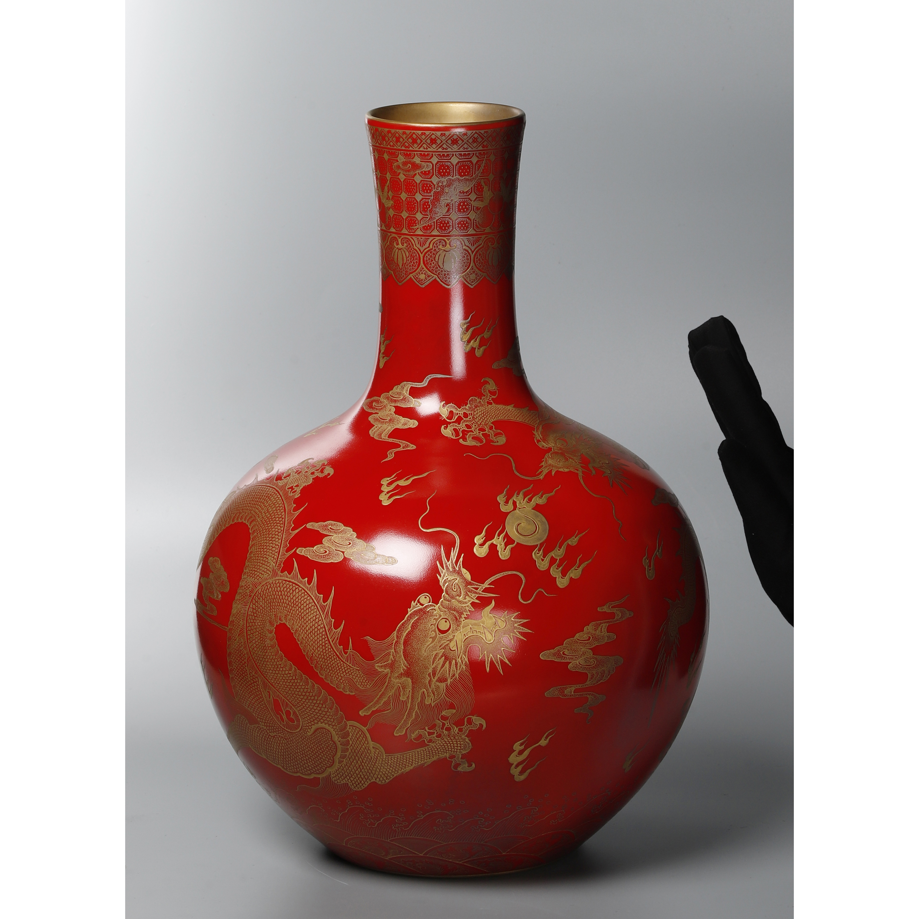 東方拍賣-古陶瓷紅釉上金雙龍戲珠天球瓶款大清乾隆 (EH-PABY15) NG
