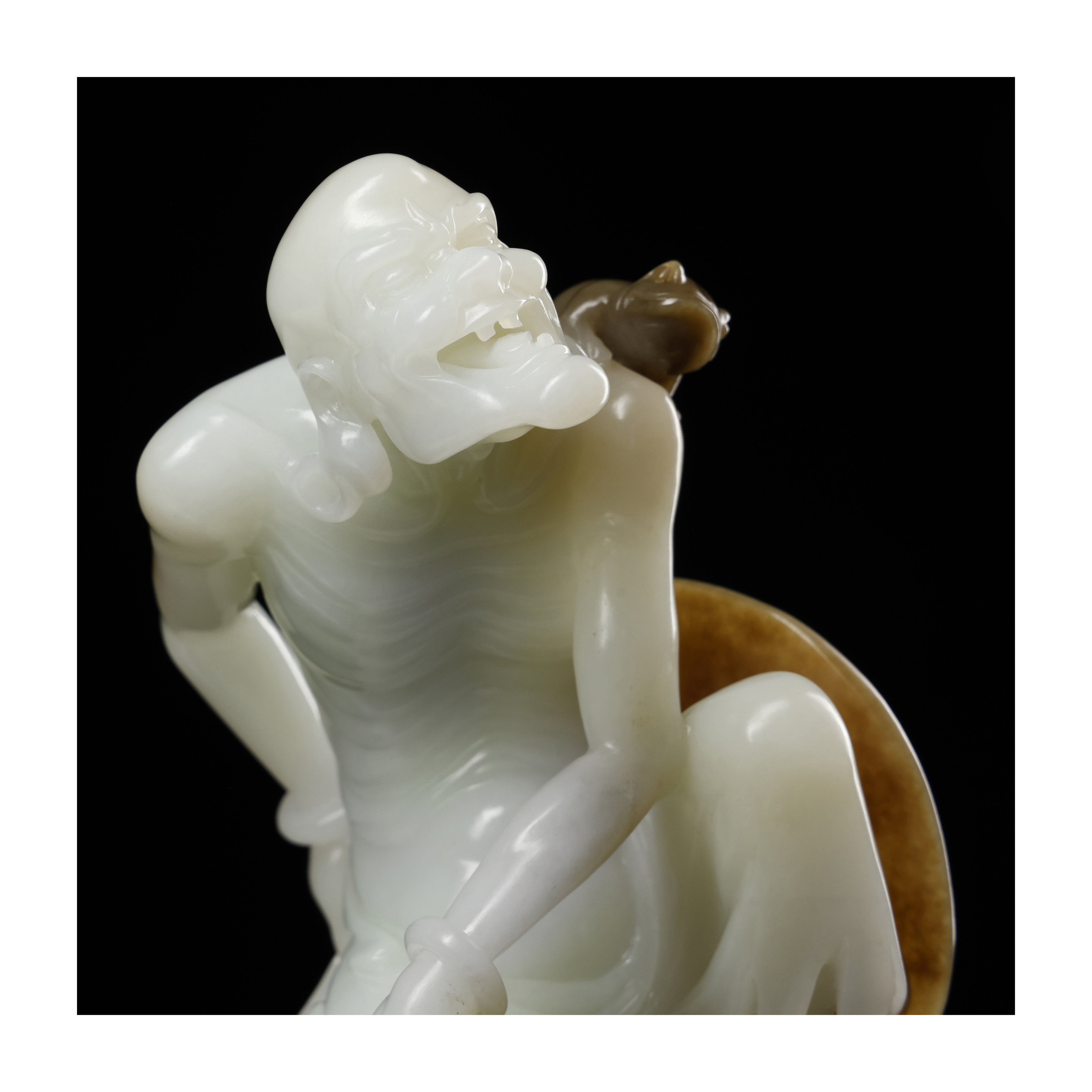 精品專拍疑似吳德昇早期作品和闐白玉如意羅漢重1.3kg 附中國寶石