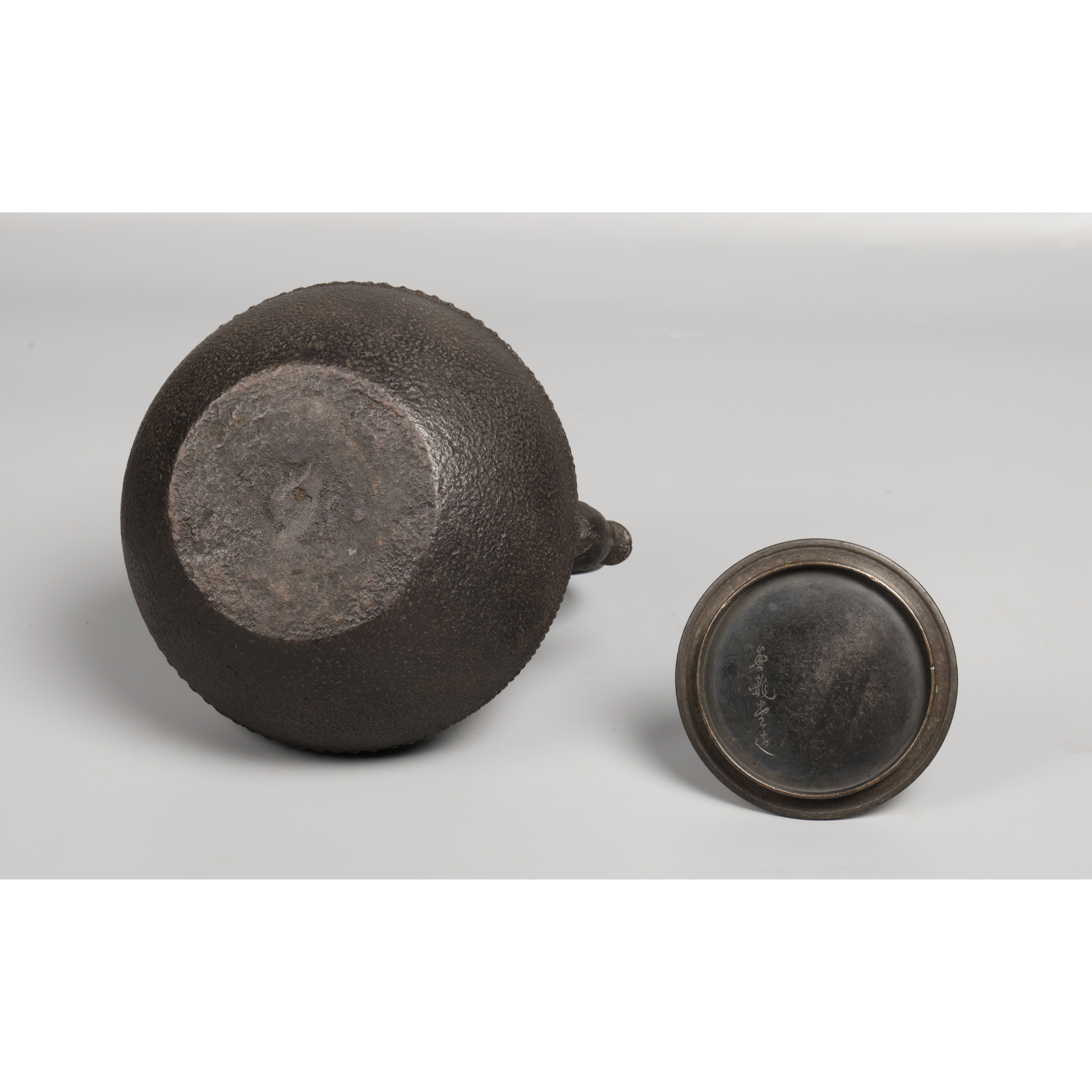 山海經拍賣-老件日本老鐵壺花摘銅蓋霰紋壺款金龍堂造重1.5kg (MR