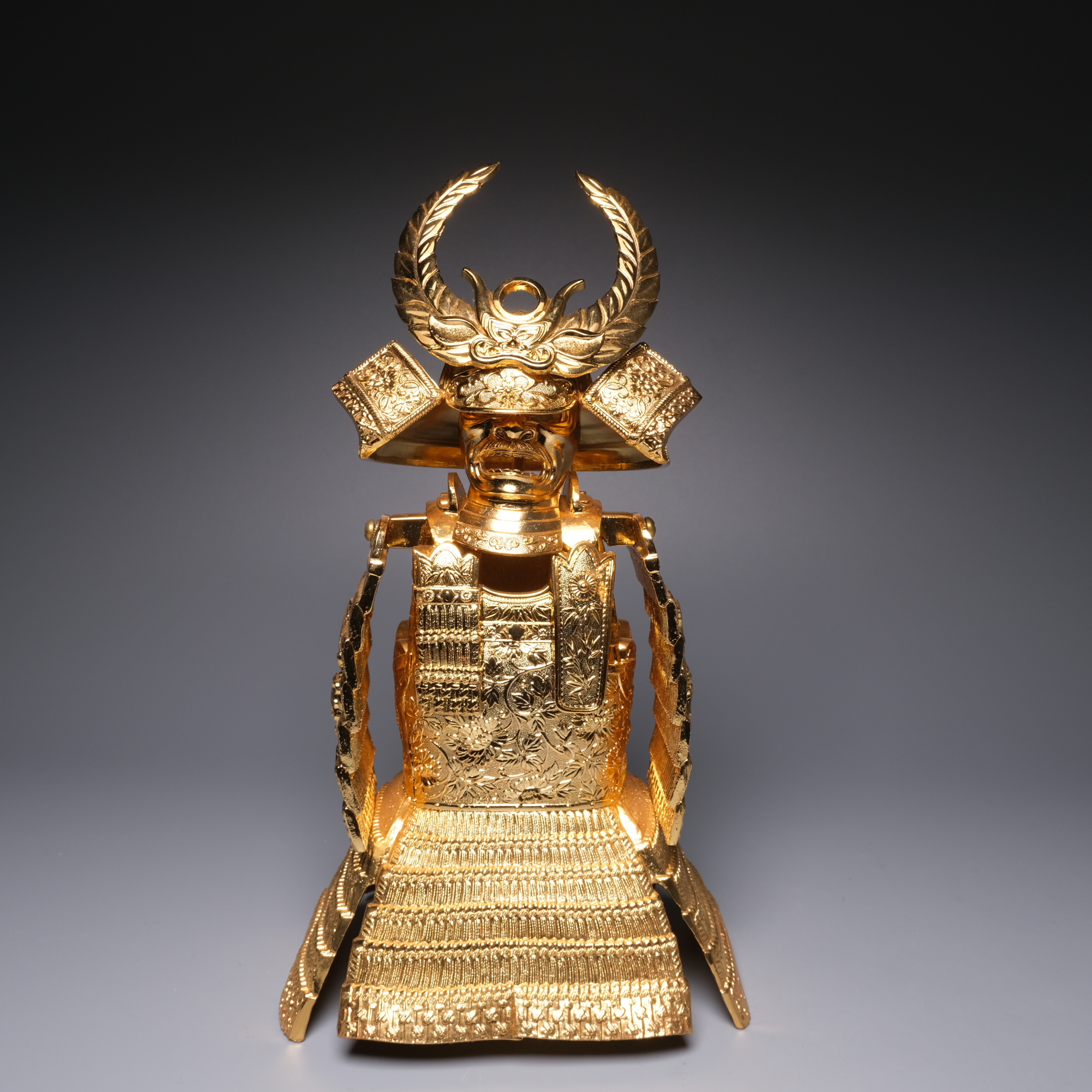 在路上拍賣~五月人形端午の節句源義経黄金鎧兜[鍍金] - 補破網藝術文物拍賣