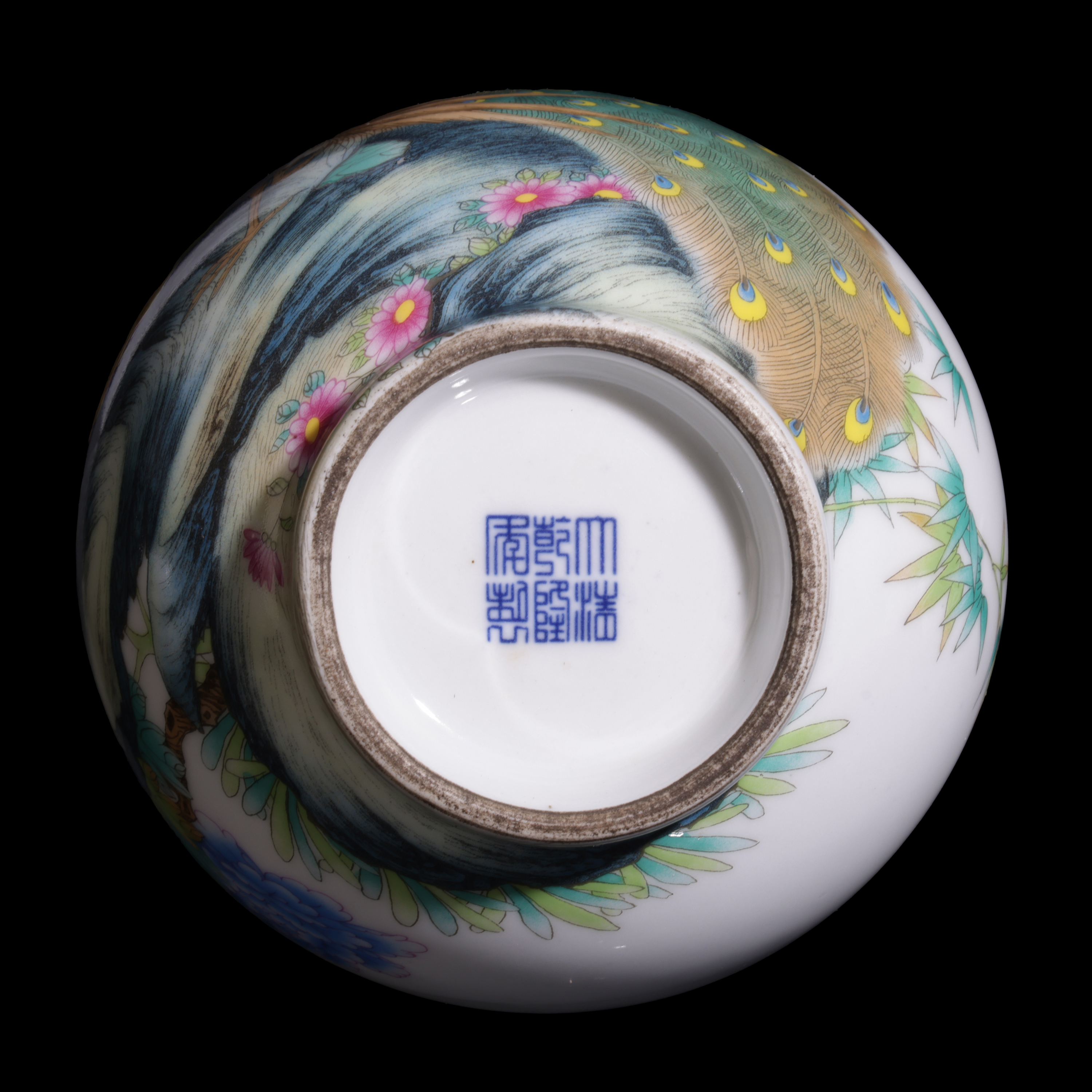 山海經拍賣-古陶瓷粉彩孔雀牡丹圖詩文長頸瓶款大清乾隆 (MQ
