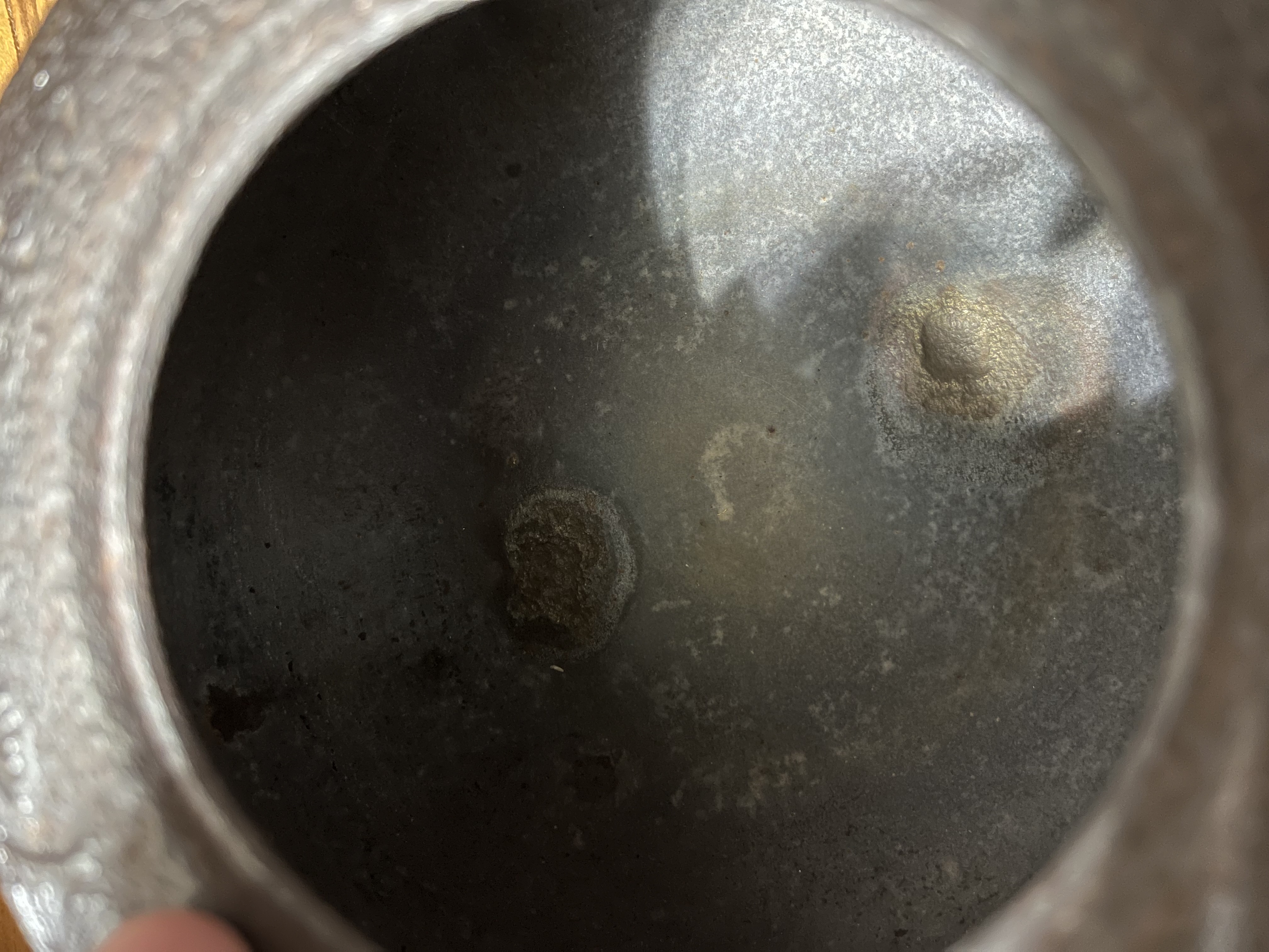 🔹鉄之淬鍊-日本老鐵壺🔹南部鐵器已故釜師及川喜吉（喜洲） 作蒼松半砂