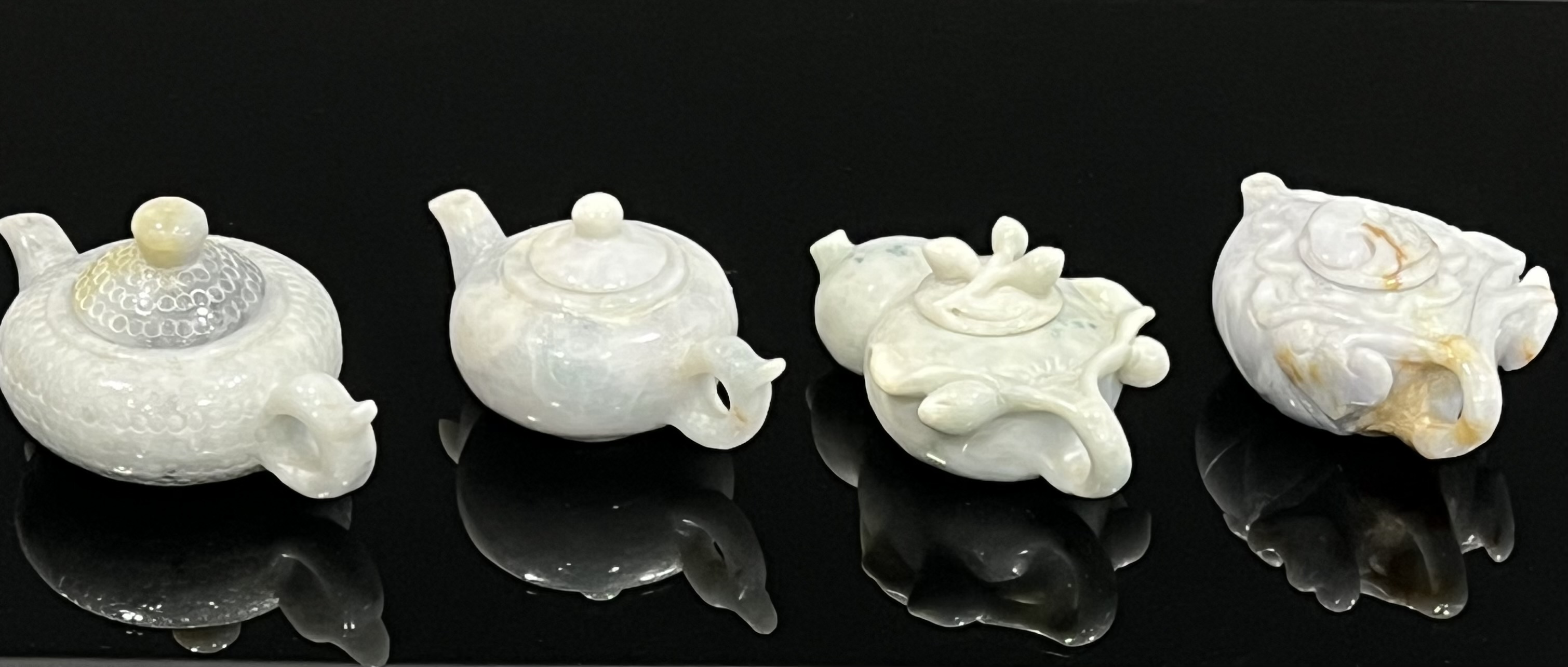 壺 翡翠色 庚午年 A blue and white 'phoenix' vase, yuhuchunping, Yuan dynasty