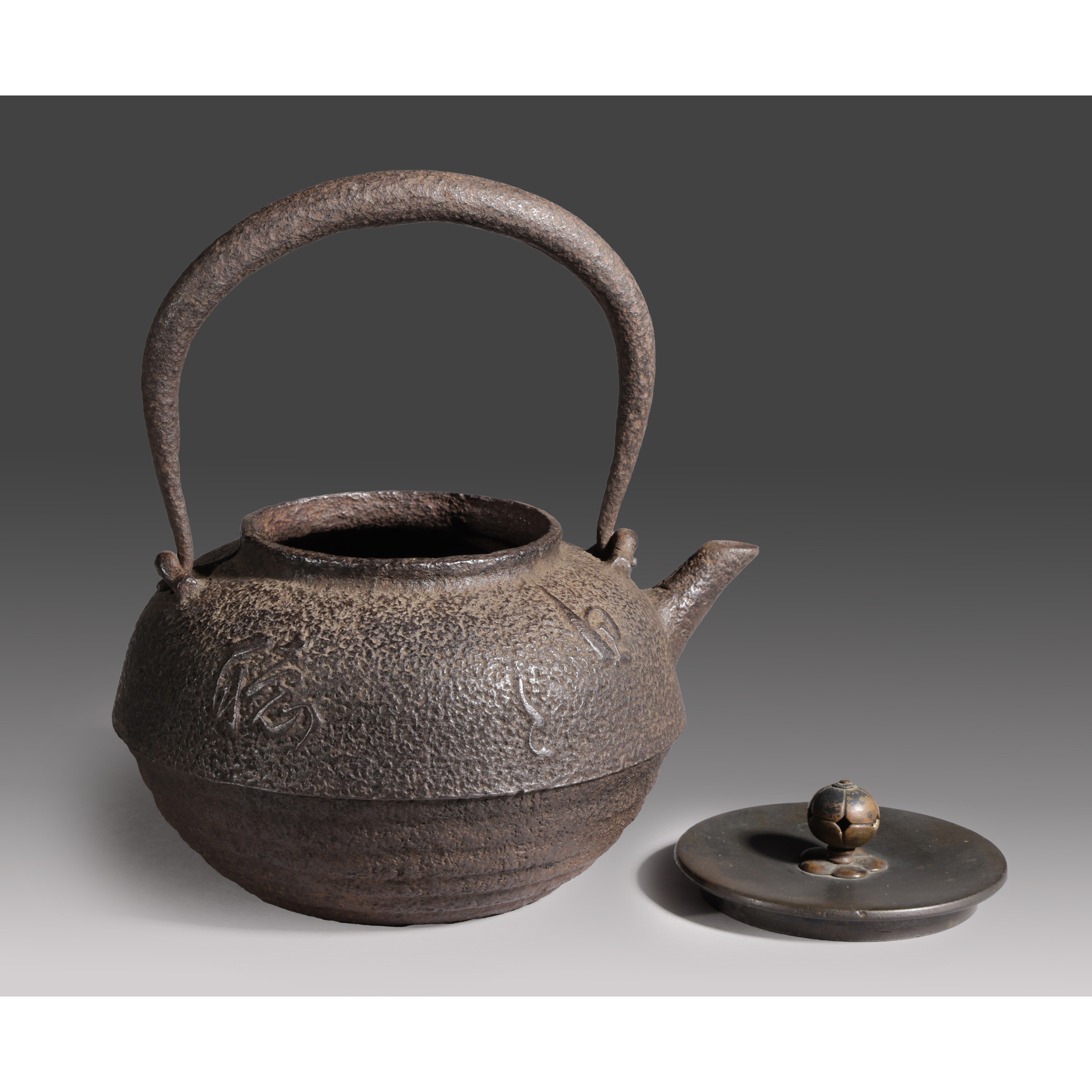 江戶時代（享保期）魚子地 象文襖引手「儒教考道天惠惠來」古銅製 重約5000克 江戶時代（享保期）魚子地 象文襖引手「儒教考道天