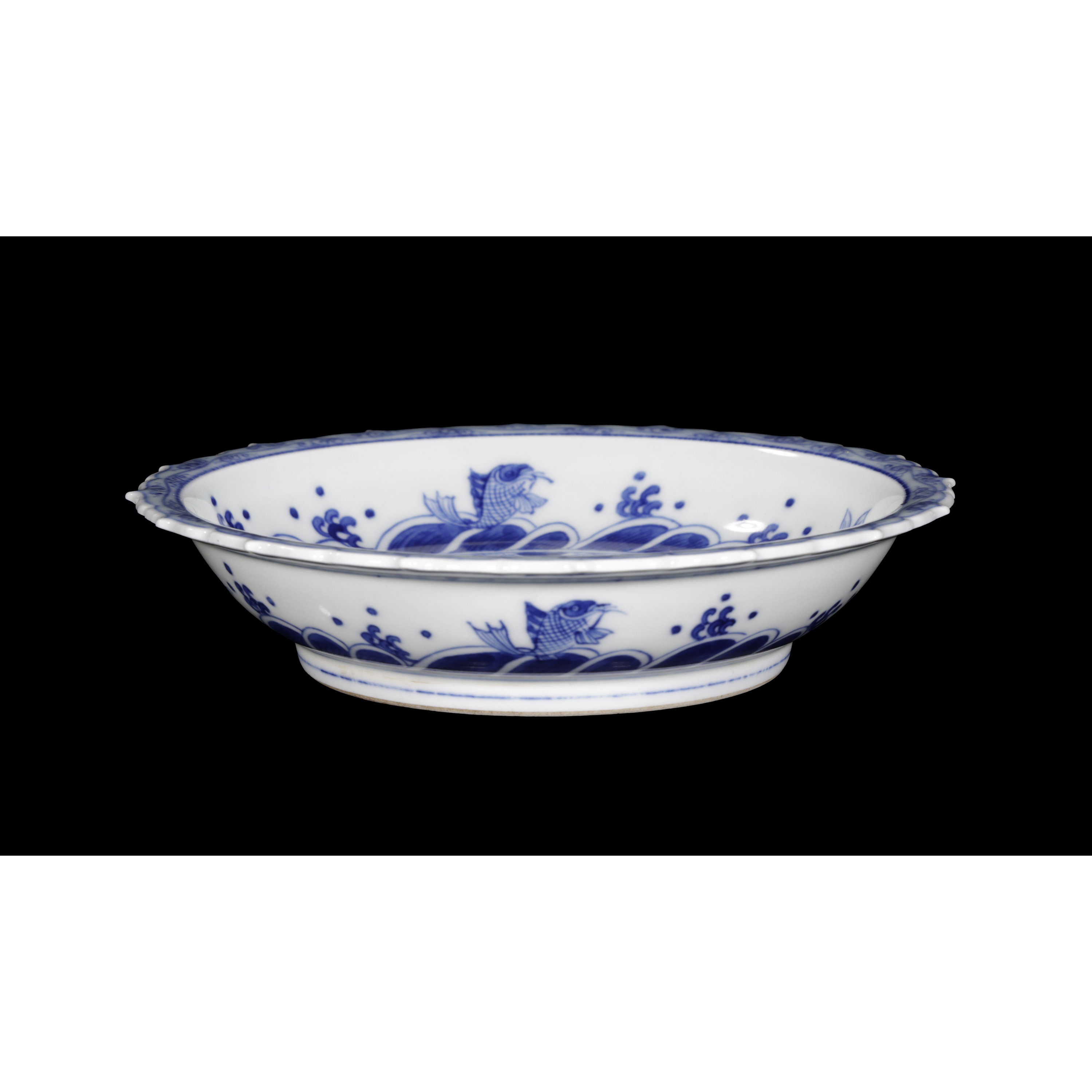 青磁　雙魚 經典專拍疑清乾隆青花瓷海水四魚紋花口盤款雙圈(MA-XAPE13X)OS - 補破