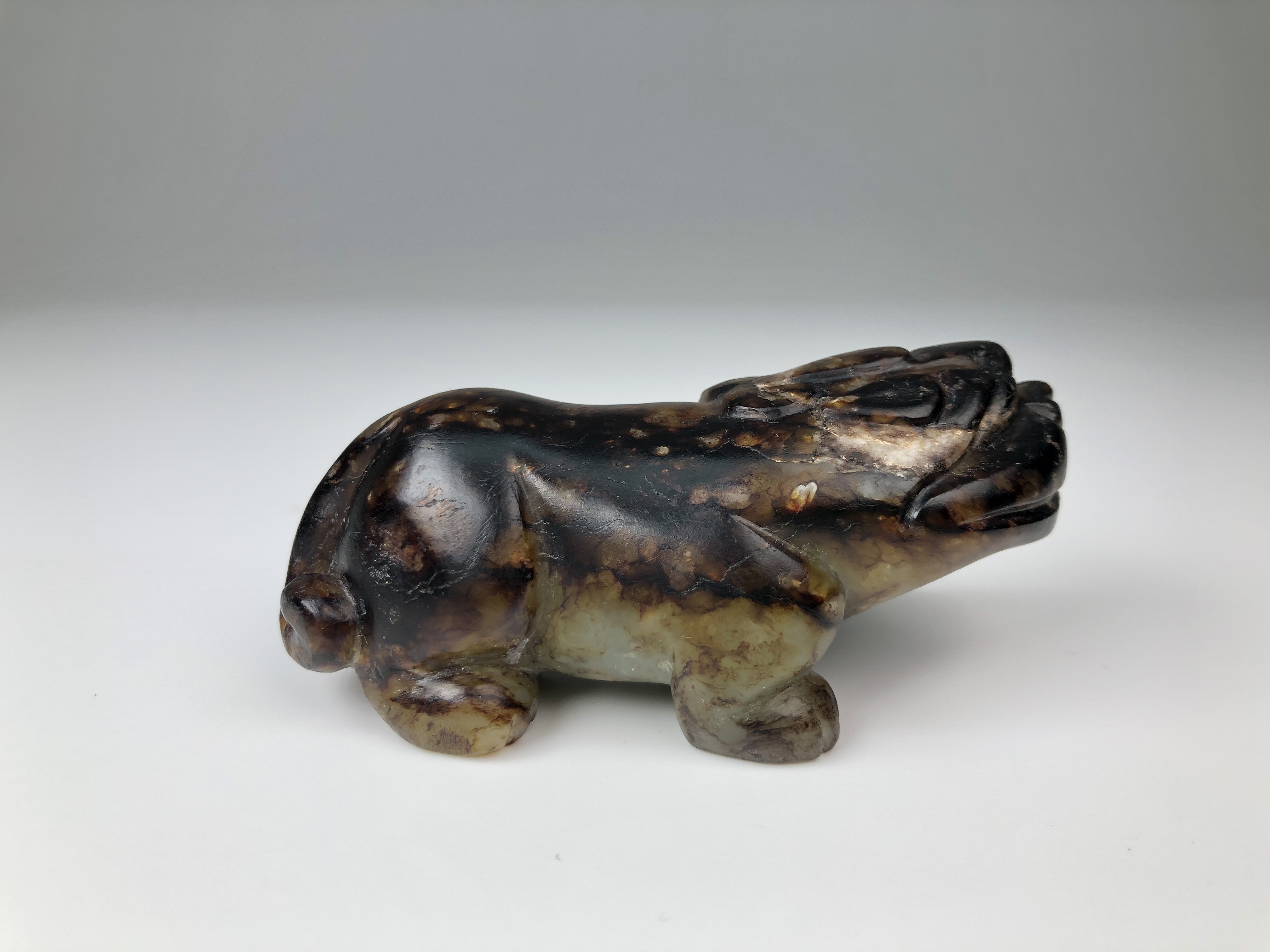 中国古美術　明時代　古玉石 和田玉 山海經 聚財富瑞獸 神獸貔貅(F-31) 董事拍賣】古獸｜提油臥瑞獸（貔貅）｜和田玉｜ATVC-7684-JA - 補破網