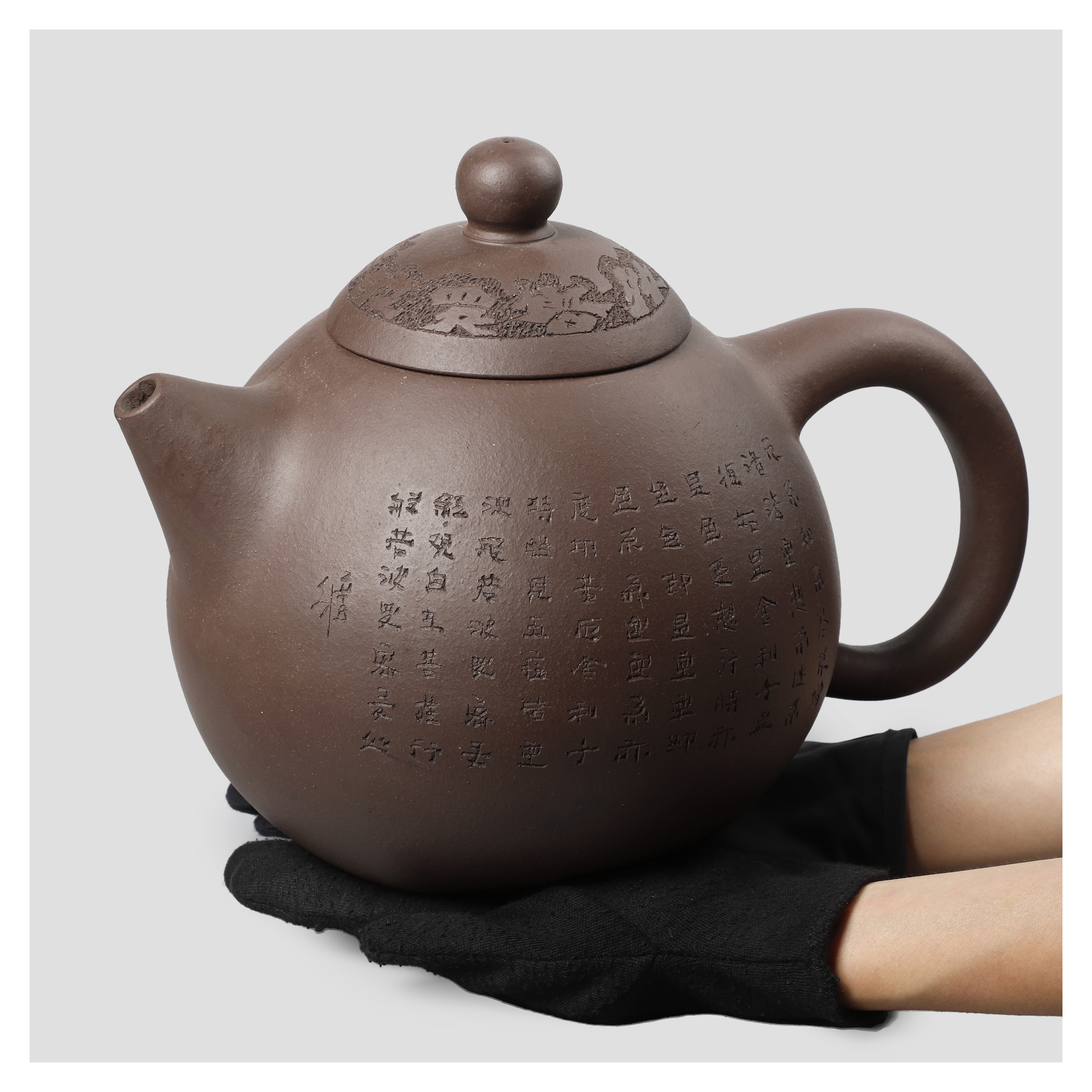 【一点物｜掌中造形】紫砂浮彫 小品壶｜瑞獣文｜文房把玩器｜全長約15cm 東方拍賣-早期宜興名家紫砂壺(刻陶) 錢勤芬(EH-IACJ05)II - 補破網藝術