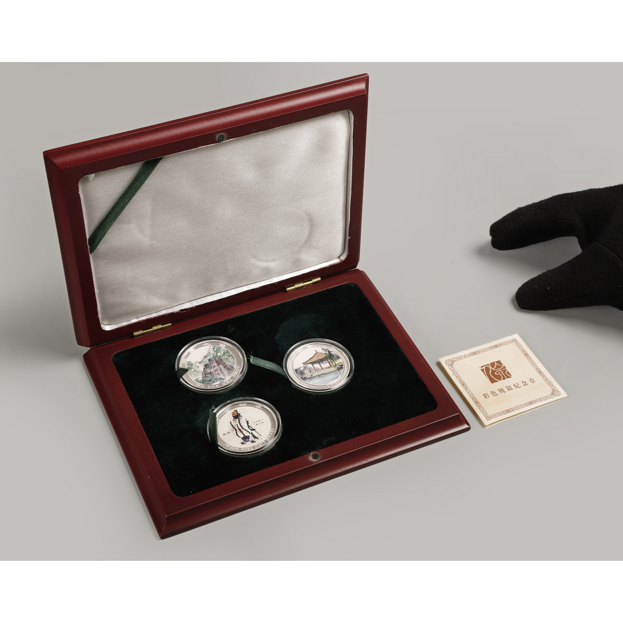 紫眼拍賣-早期一山一水一聖人彩色純銀紀念章上海印鈔廠3枚套組(限量版