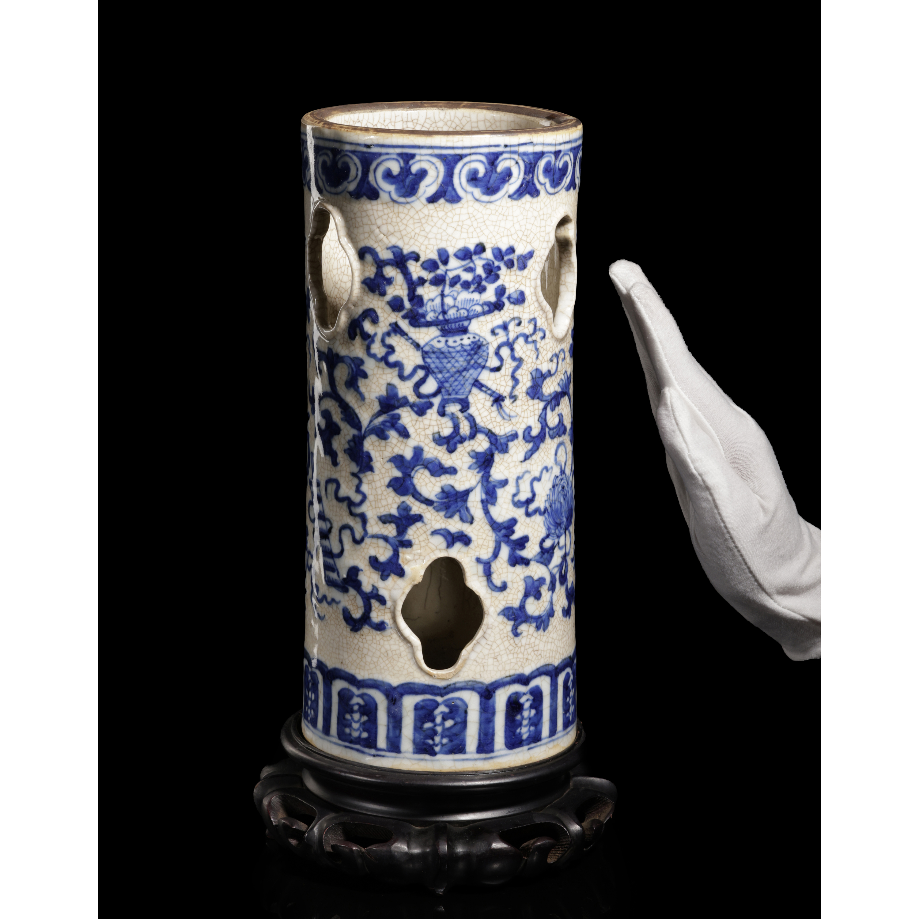 經典專拍疑清代青花瓷暗八仙帽筒款成化年製品相如圖(MA-WAQG18W)QW