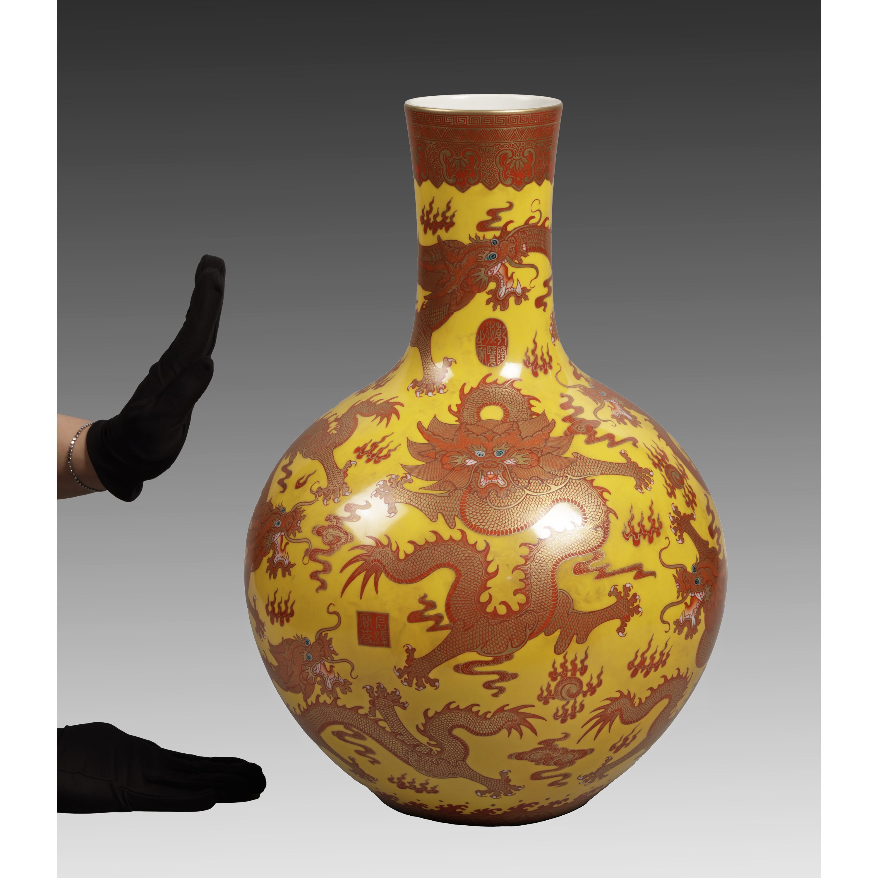 大清倉古陶瓷黃地礬紅描金九龍圖天球瓶款大清乾隆 重9.1kg (EH
