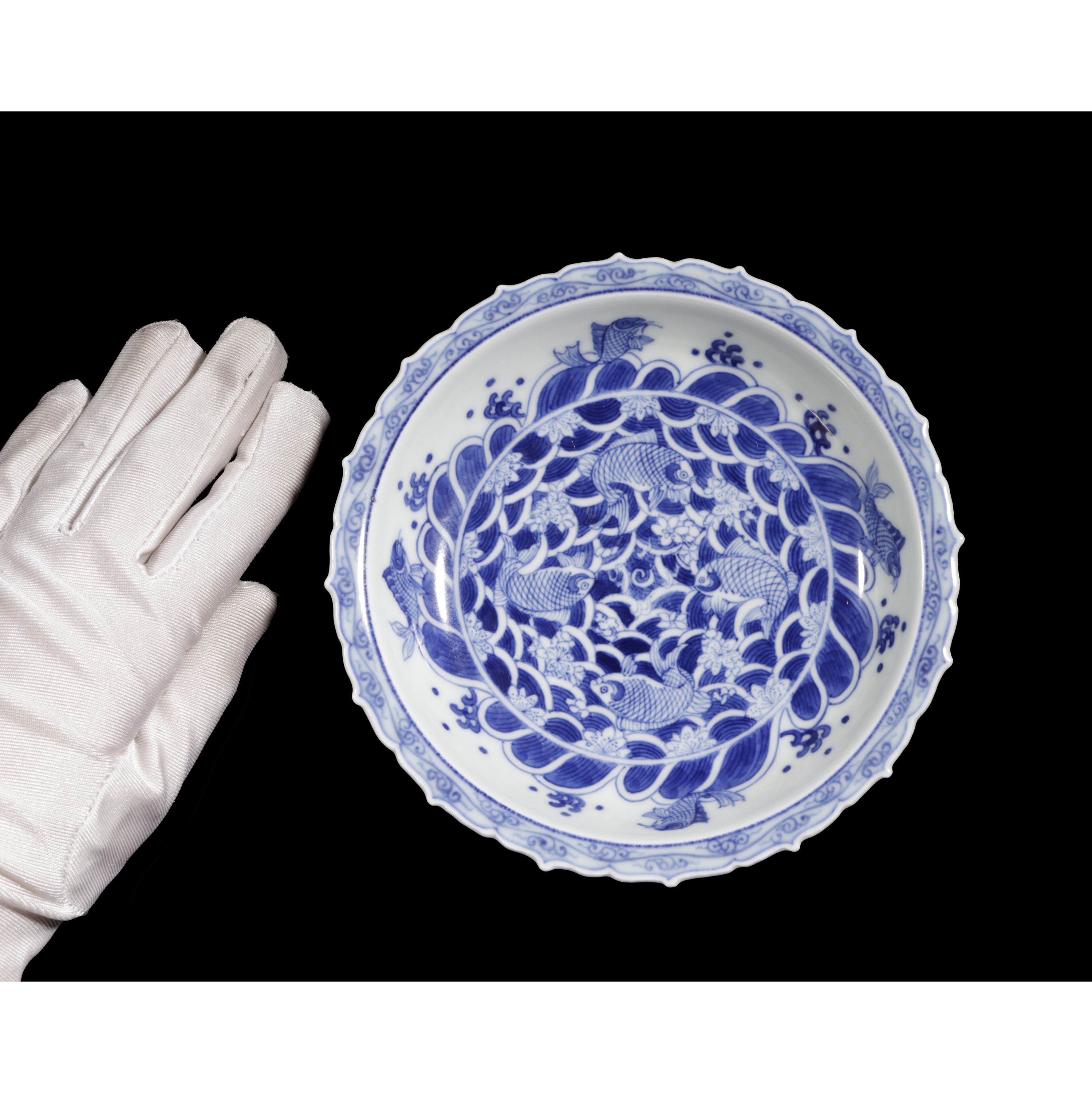 經典專拍疑清乾隆青花瓷海水四魚紋花口盤款雙圈(MA-XAPE13X)OS - 補破