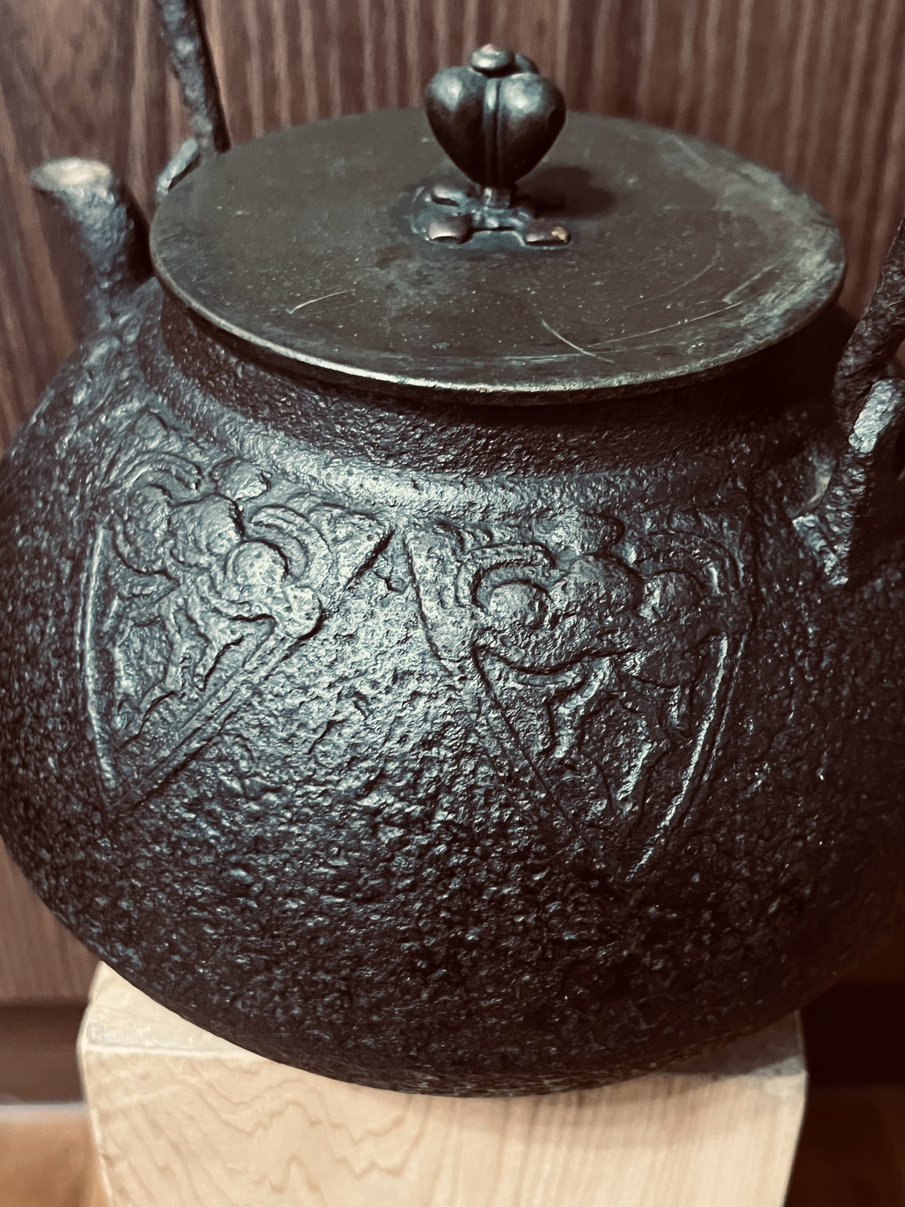 🔹鉄之淬鍊-日本老鐵壺🔹京都鐵器祥雲堂寶珠型紋古饕餮紋岩肌