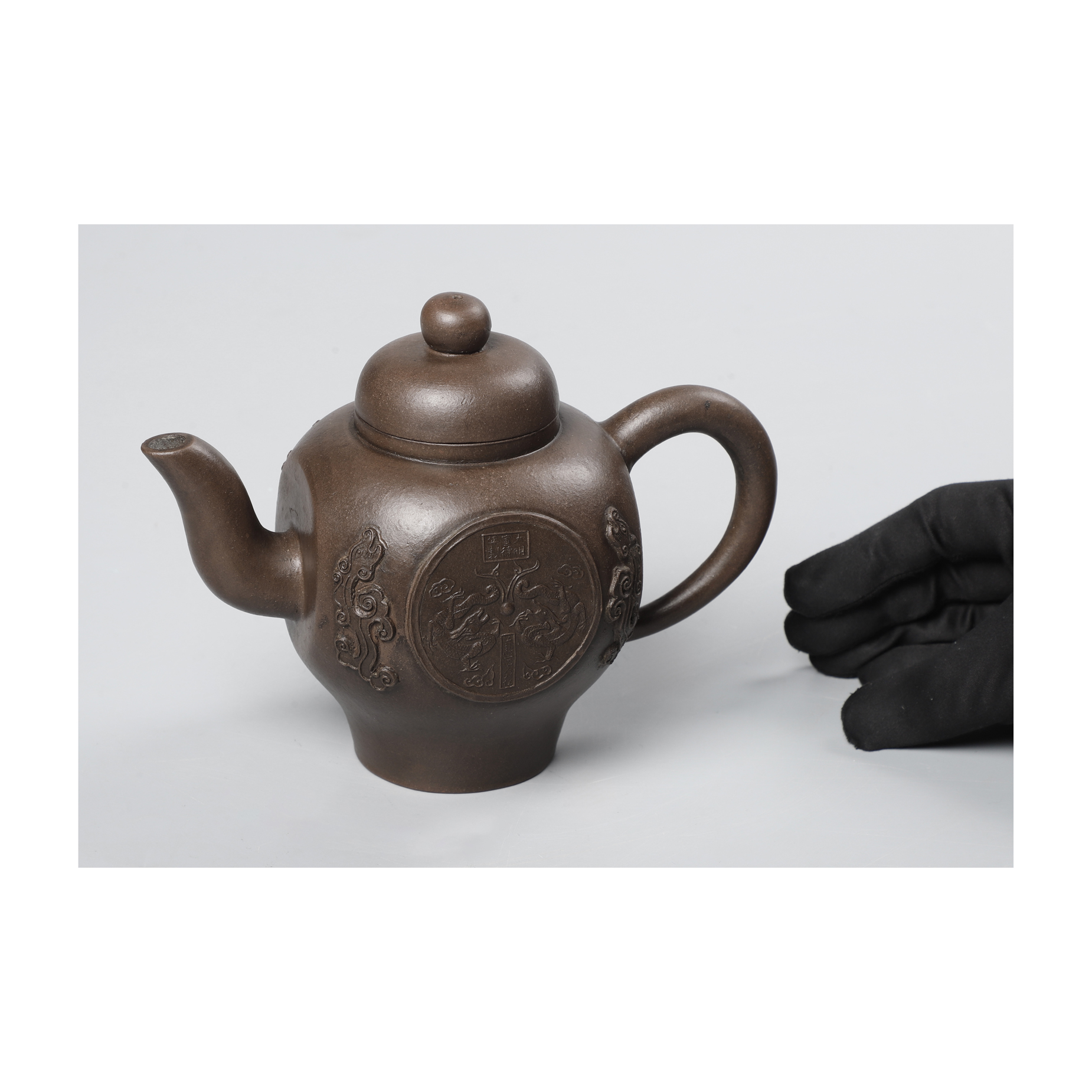 東方拍賣-早期宜興名家紫砂壺(貼塑) 陳光明(EQ-FAAG03)WL - 補破網藝術