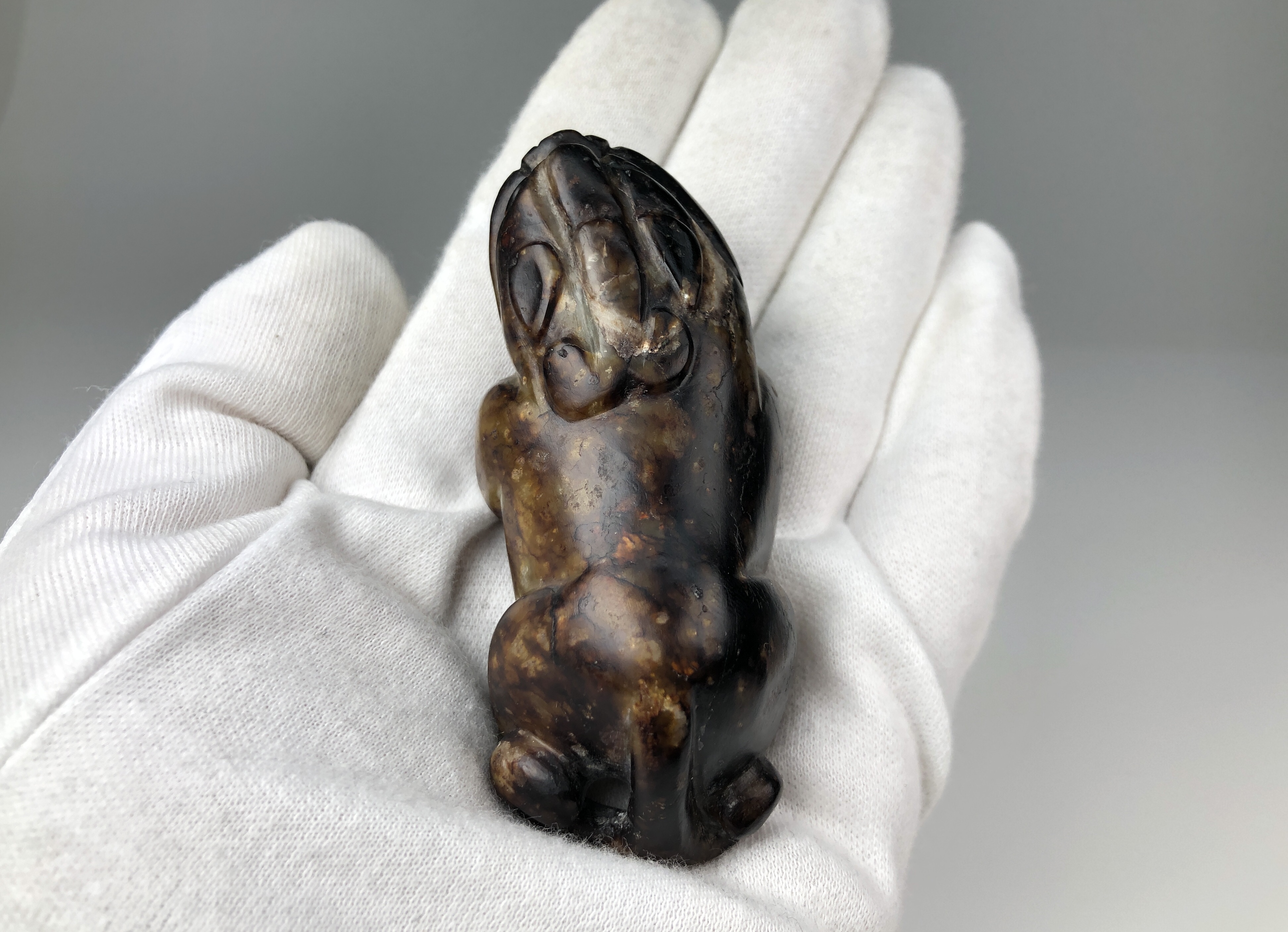 中国古美術　明時代　古玉石 和田玉 山海經 聚財富瑞獸 神獸貔貅(F-31) 董事拍賣】古獸｜提油臥瑞獸（貔貅）｜和田玉｜ATVC-7684-JA - 補破網